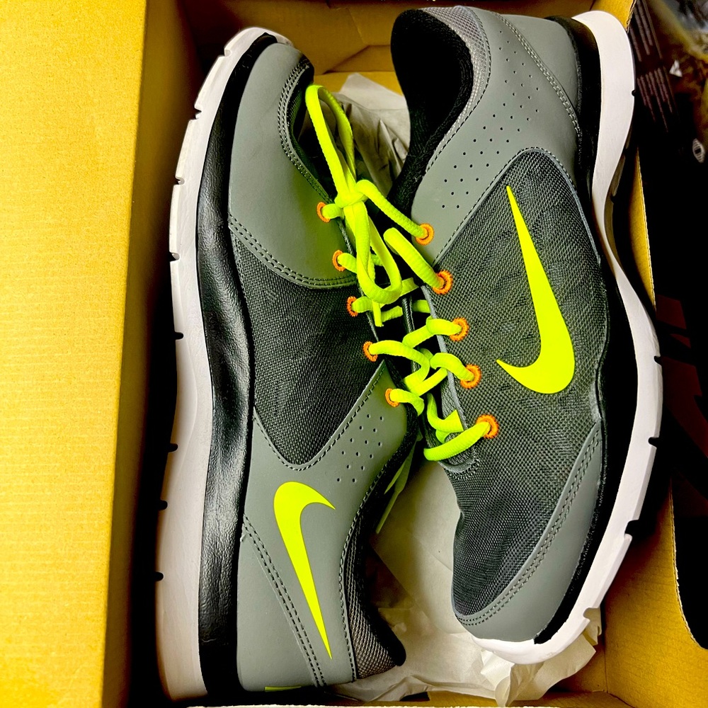 Women’s Nike shoes size 10 new